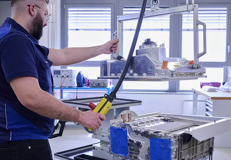 P90476210_highRes_fuel-cell-system-pro