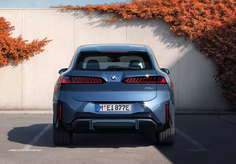 P90615627_highRes_the-new-bmw-ix3-50-x