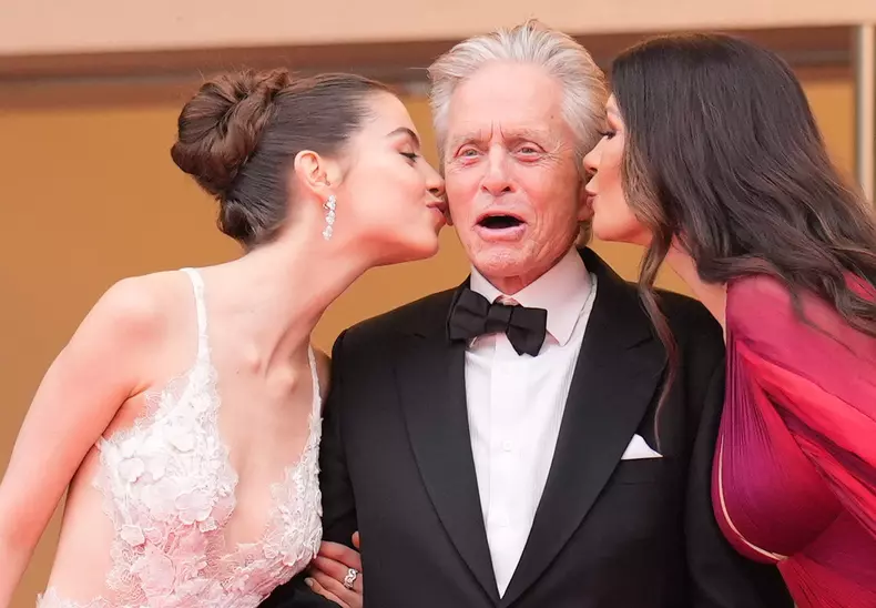 Michael Douglas candidează la titlul de Cel mai sexy bunic în viață