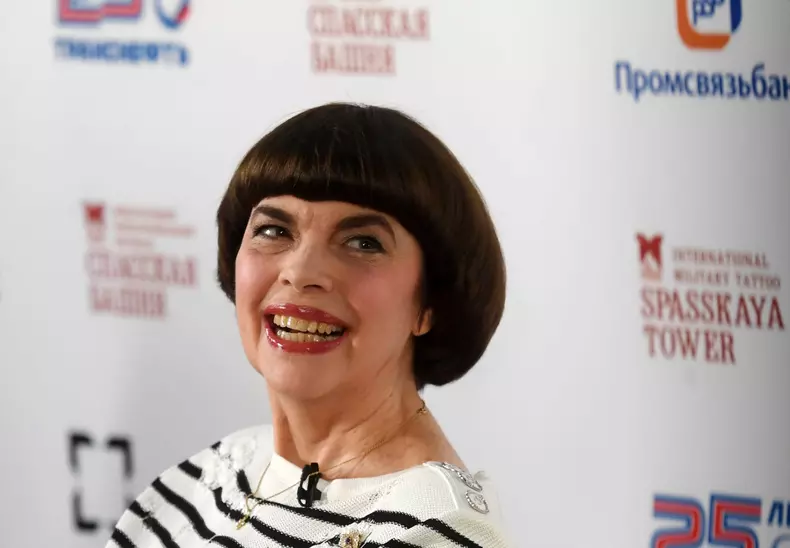 Mireille Mathieu's news conference on Red Square