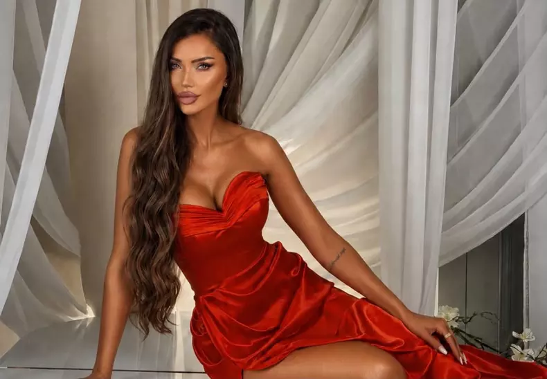 bianca-dragusanu-aparitie-spectaculoasa-in-costum-de-baie-fosta-iubita-a-lui-adrian-cristea-a-atras-privirile-tuturor-pe-insula-milionarilor