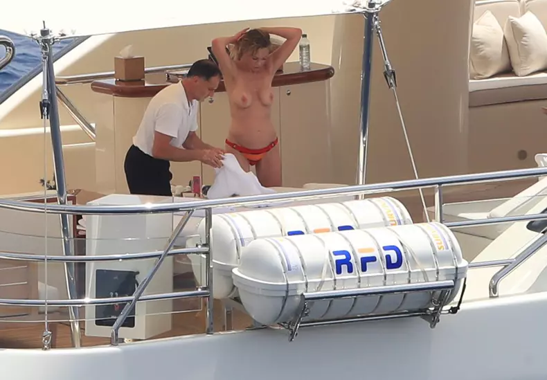 Melanie Griffith în vacanță, alături de prieteni, pe un iaht de lux, topless