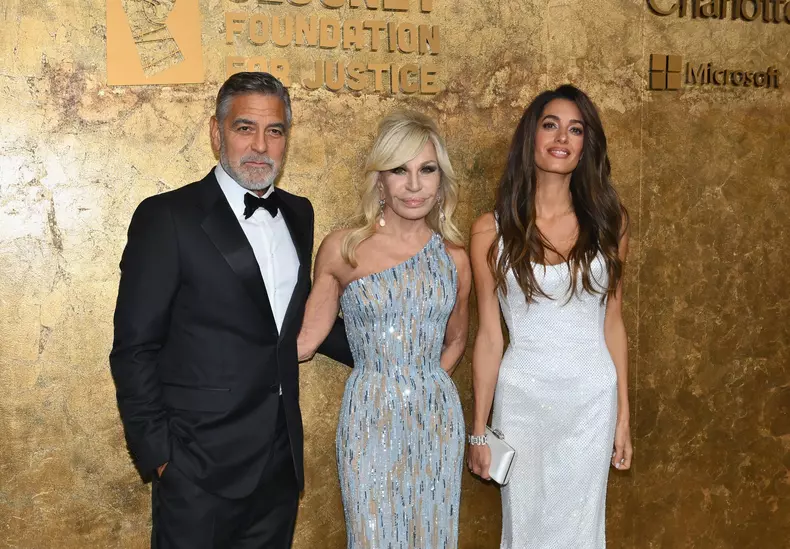 George Clooney, soția și Donatella