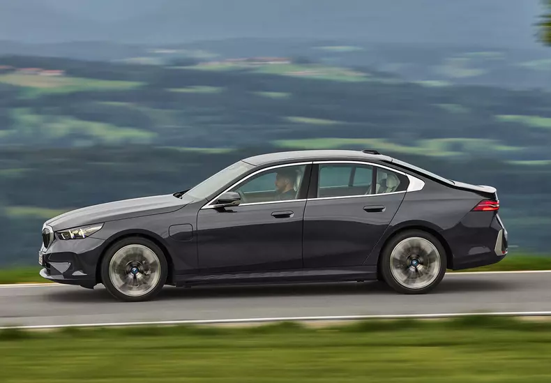 P90524308_highRes_the-new-bmw-530e-sop