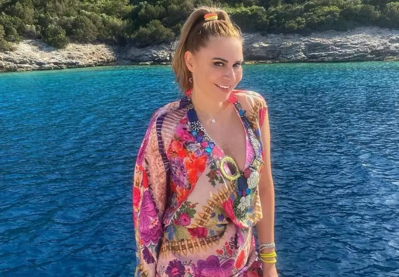 adina-buzatu-sedinta-foto-incendiara-a-pozat-nud-in-mijlocul-a-5-barbati_8_1_size20