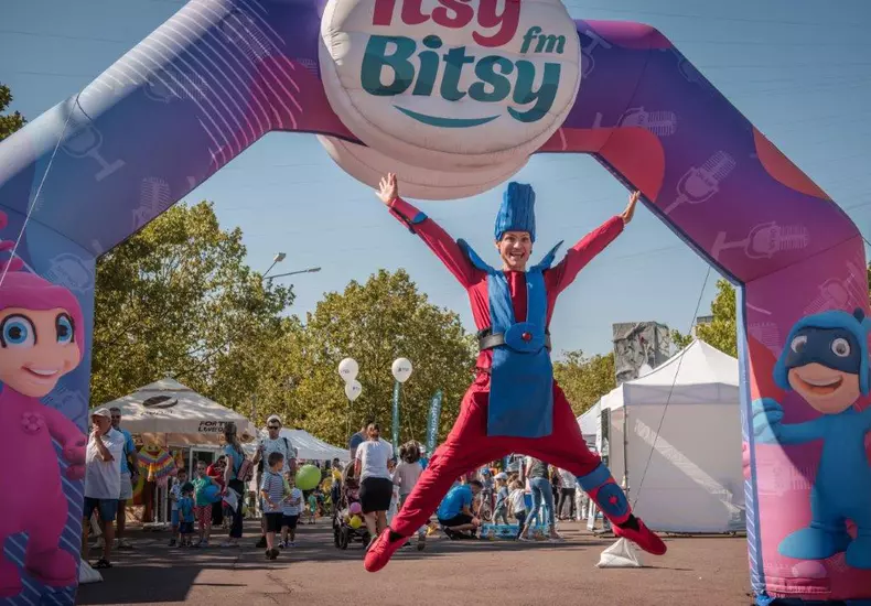 scoala-de-supereroi-itsy-bitsy-spinner.jpg