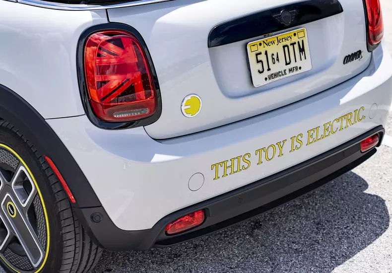 P90471787_highRes_mini-cooper-se-conve