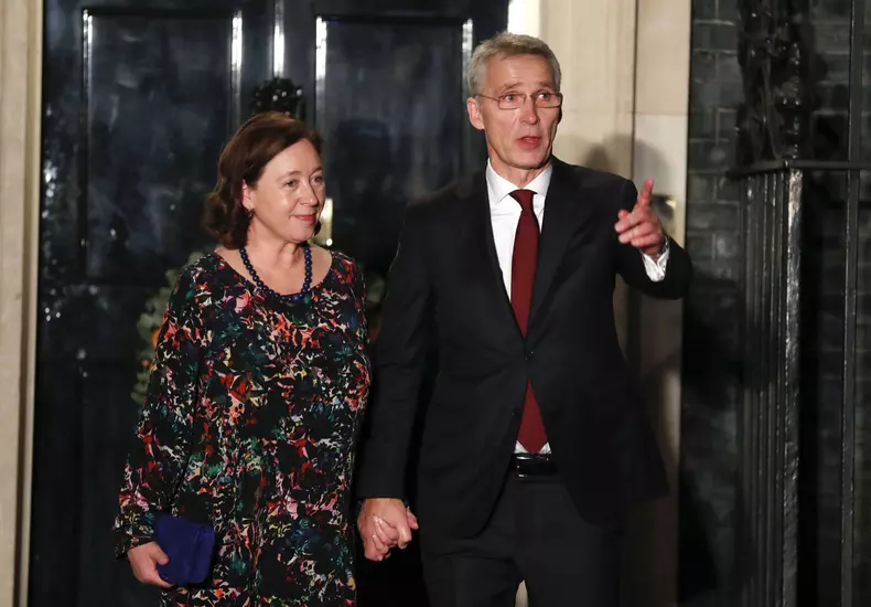 Ce ținute au purtat Primele Doamne la recepția oferită de Regina Elisabeta a II-a