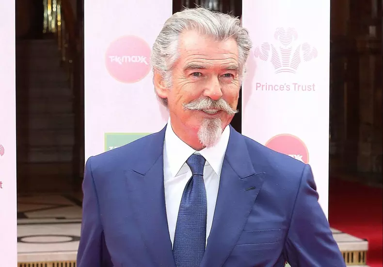 Pierce Brosnan, total schimbat în rolul Regelui Ludovic al XIV-lea