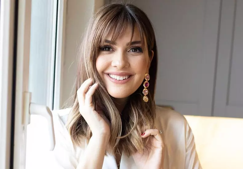 Bergüzar Korel a acceptat să se facă blondă de dragul unui rol. Cum arată acum actrița
