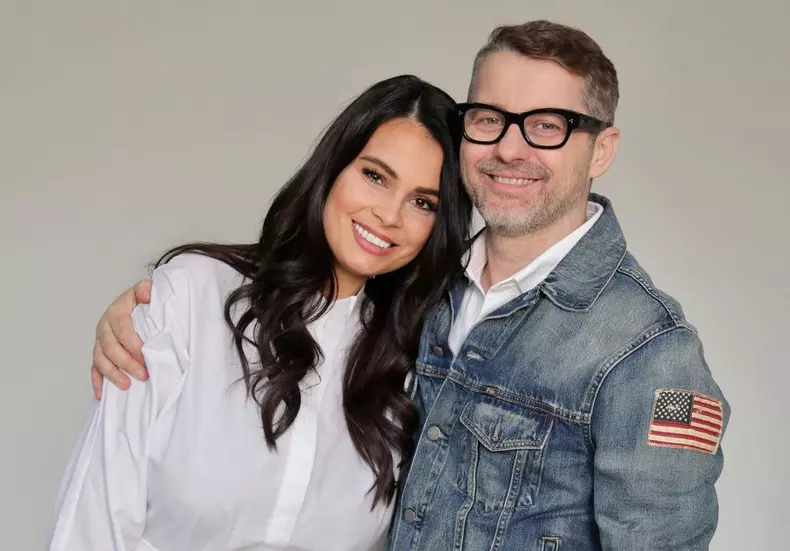 Anca-Serea-o-femeie-fericita.-Cum-o-rasfata-Adi-Sina-dupa-7-ani-de-casatorie-2