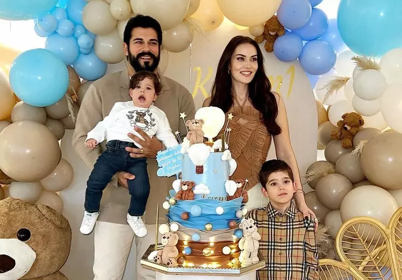 Burak Özçivit și Fahriye Evcen și-au sărbătorit băiatul cel mic. Cum a fost la petrecere