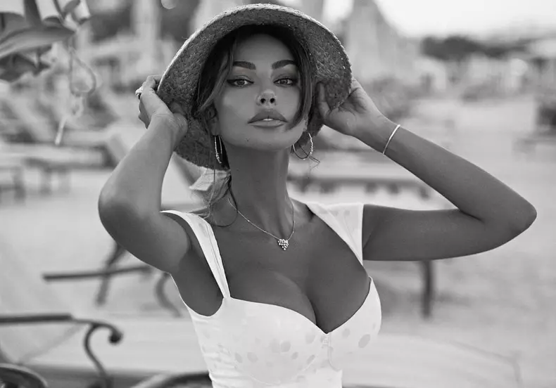 Imagini-rare-cu-Madalina-Ghenea-alaturi-de-fiica-si-de-mama-ei.-Destinatia-de-lux-unde-s-au-relaxat-12