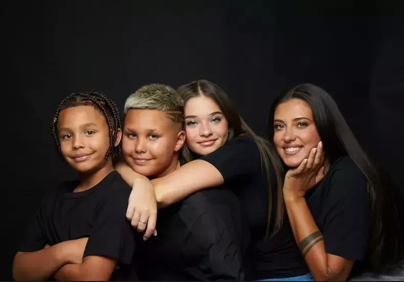 Antonia și copiii ei, Maya, Dominic și Akim