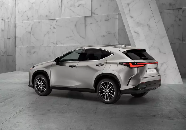 Lexus NX 350h si Lexus NX450h+ 13