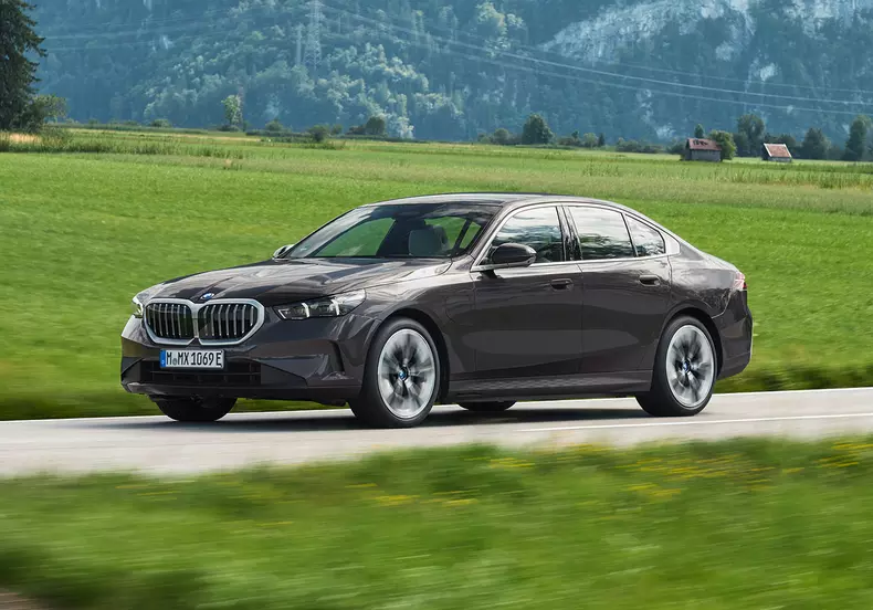 P90524295_highRes_the-new-bmw-530e-sop