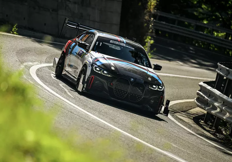 P90566995_highRes_first-race-of-bmw-i4