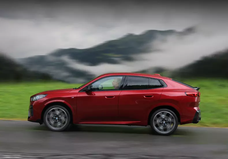 web_BMW X2 M351 dynamic_01_flat