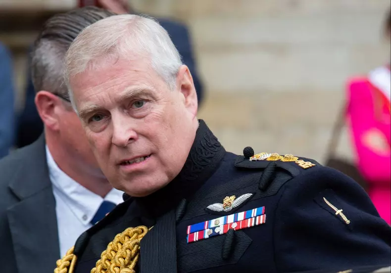 Prințul Andrew, surprins în timpul unor vizite secrete la Regina Elisabeta. De ce se furișează fiul suveranei