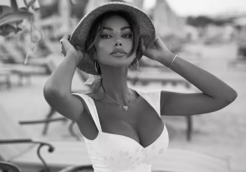 Imagini-rare-cu-Madalina-Ghenea-alaturi-de-fiica-si-de-mama-ei.-Destinatia-de-lux-unde-s-au-relaxat-12