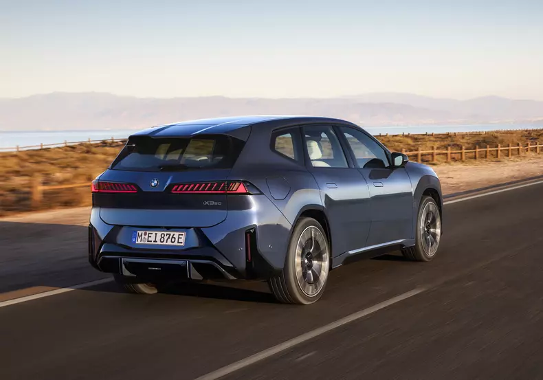 P90615618_highRes_the-new-bmw-ix3-50-x