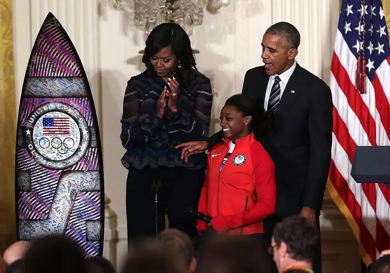 Michelle și Barack Obama, alături de gimnasta Simone Biles, campioană olimpică
