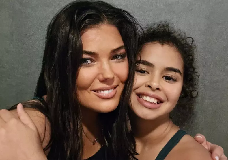 6. Paula Seling și fiica ei