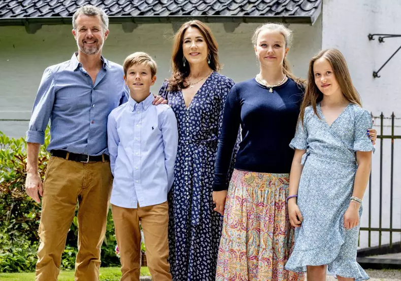Printul Frederik cu familia