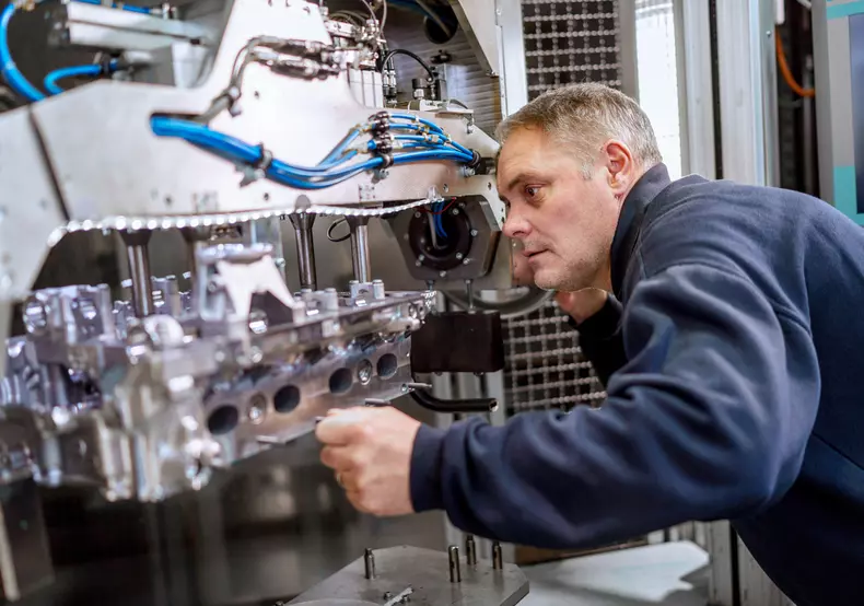 P90412994_highRes_machining-production