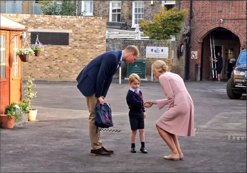 Prințul George face cunoștință cu directoarea școlii.