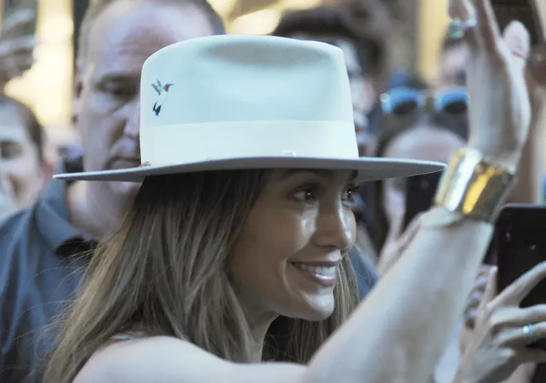 Newlyweds Ben Affleck And Jennifer Lopez Shopping - Milan