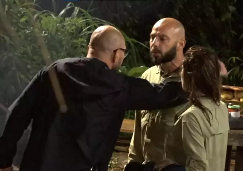 sunt-celebru-scoate-ma-de-aici-4-1024x719-1