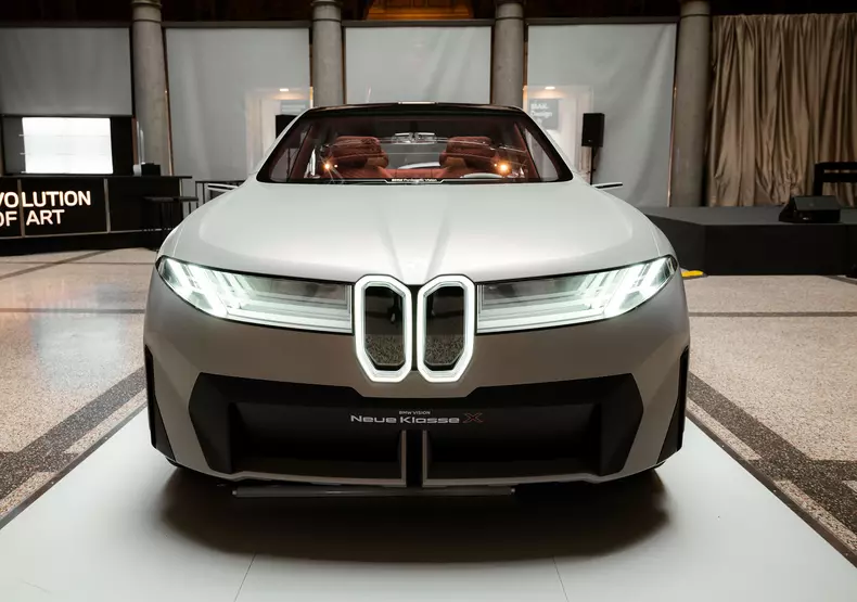 P90592306_highRes_revolution-of-art-20