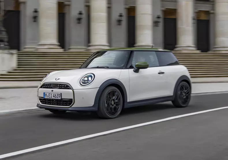 P90628171_highRes_mini-cooper-s-paul-s