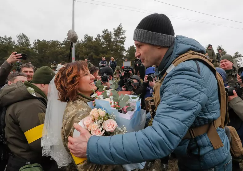 Ukrainian territorial defense fighters tie the knot amid Russian military operation