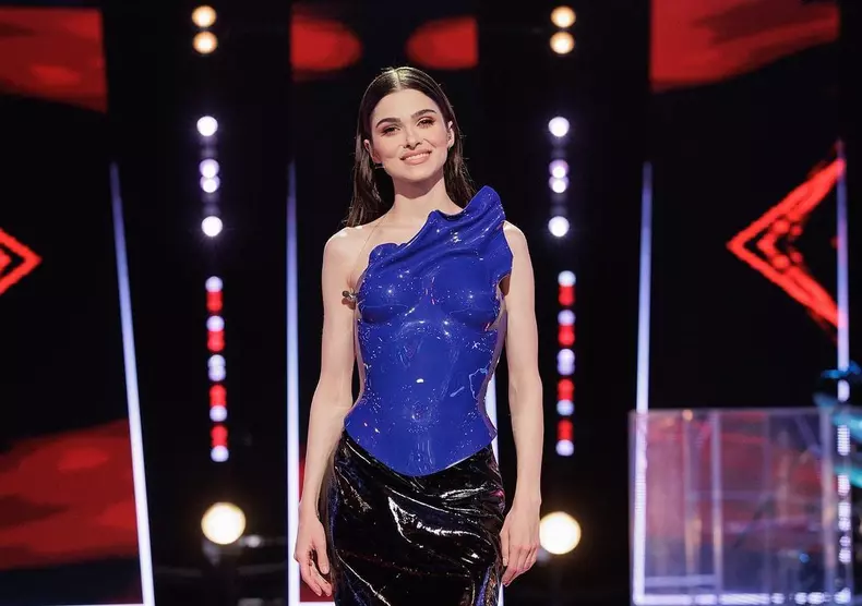 Theo Rose, în corset de plastic (4)
