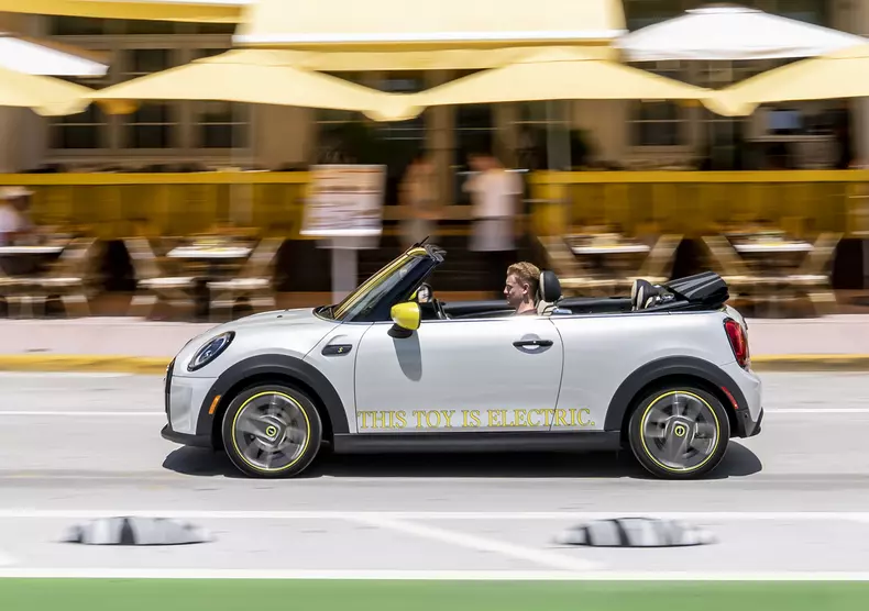 P90471739_highRes_mini-cooper-se-conve