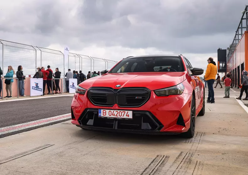 P90593567_highRes_bmw-m5-touring-safet