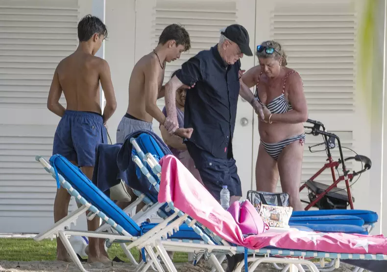 Michael Caine, vacanță relaxantă în Barbados. Cum a fost surprins pe plajă actorul de 90 de ani