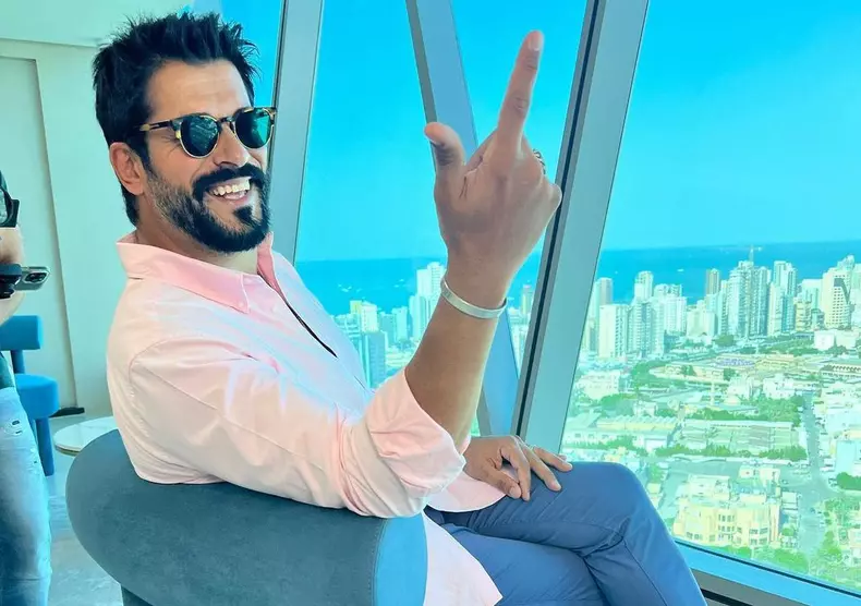 Burak Özçivit a bătut din nou palma cu gigantul Netflix