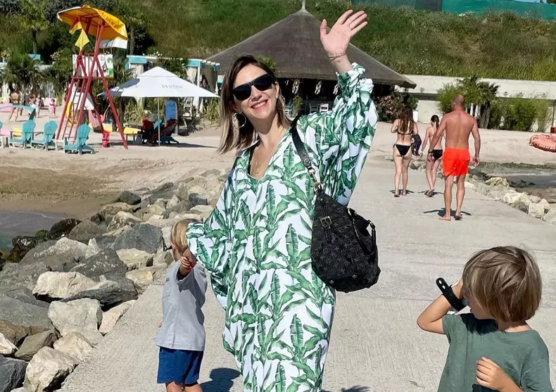 Cum arată Adela Popescu în costum de baie, la doar trei săptămâni după ce a născut (1)