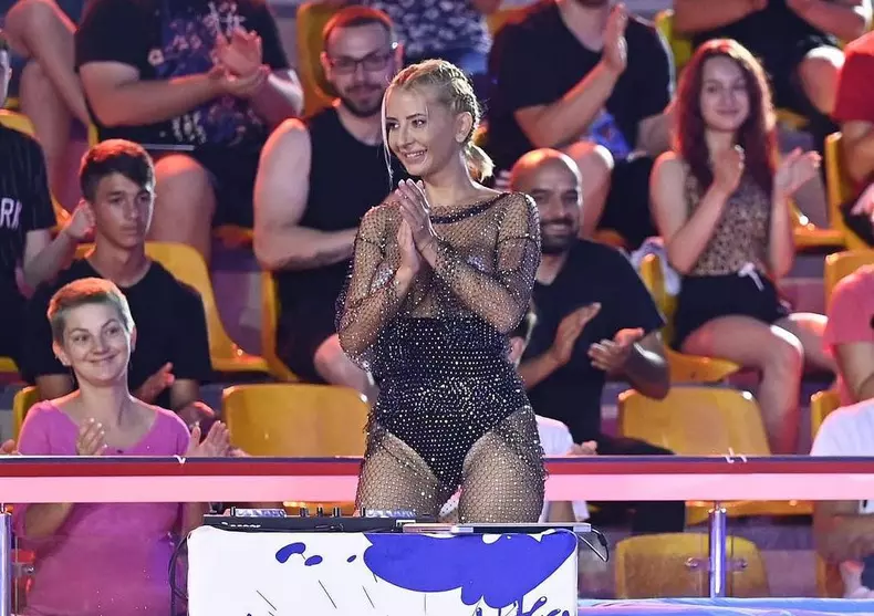 DJ Harra, apariție șoc la Splash! Vedete la apă. Concurenta nu a purtat sutien când a sărit în bazin (6)