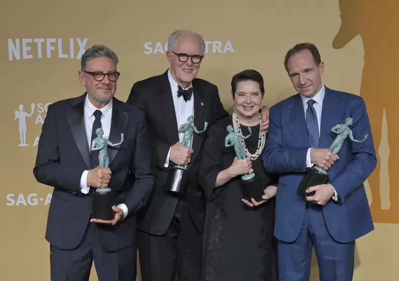 Sergio Castellitto, John Lithgow, Isabella Rossellini și Ralph Fiennes, câștigători ai premiului pentru Performanță deosebită a unei distribuții într-un film, pentru Conclave, apar în culise în timpul celei de-a 31-a ediții anuale a premiilor SAG.