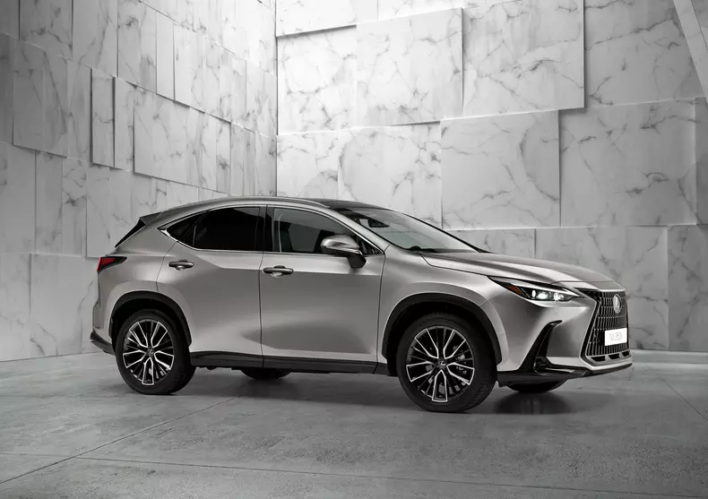 Lexus NX 350h si Lexus NX450h+ 22