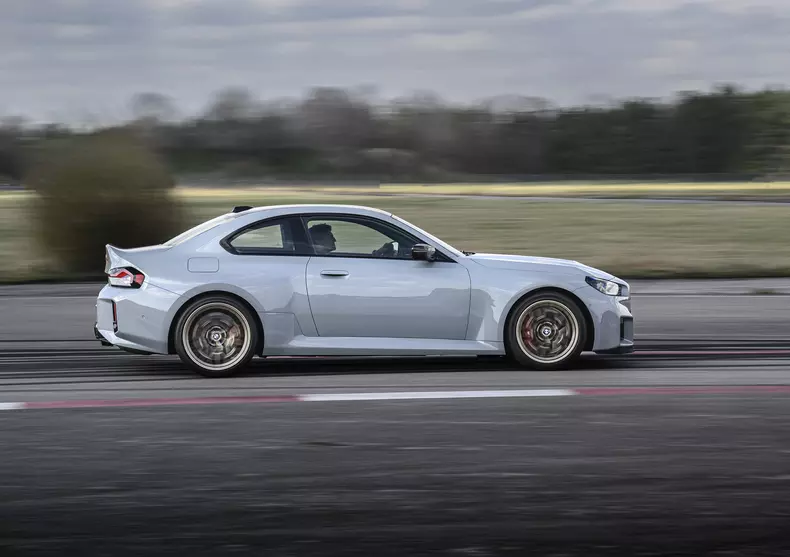 P90600853_highRes_the-new-bmw-m2-cs