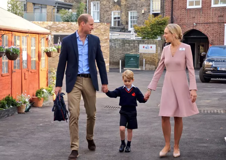 George își ține tatăl strâns de mână și nu pare prea entuziasmat de prima lui zi de școală...