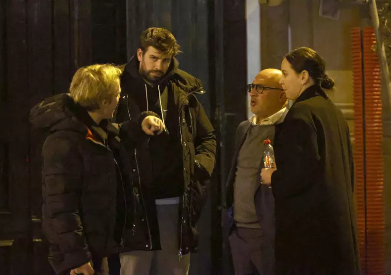 Semi Exclusif - Gerard Piqué à la sortie d'un restaurant avec des amis à Paris