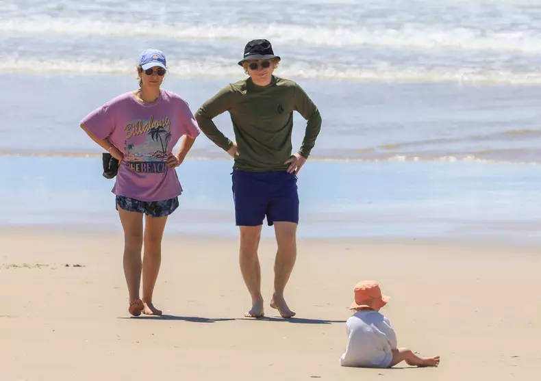 EXCLUSIVE: NO WEB BEFORE 3.20PM GMT (10.20AM EST) 21ST FEB 2022 - Ed Sheeran And Wife Cherry Seaborn Soak Up The Sun Down Under On A Byron Bay Beach Day With Their Daughters, Lyra And Jupiter