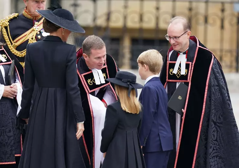 Omagiul adus de prințesa Charlotte reginei Elisabeta a II-a. Prințesa de Wales a purtat o bijuterie primită de la străbunica sa
