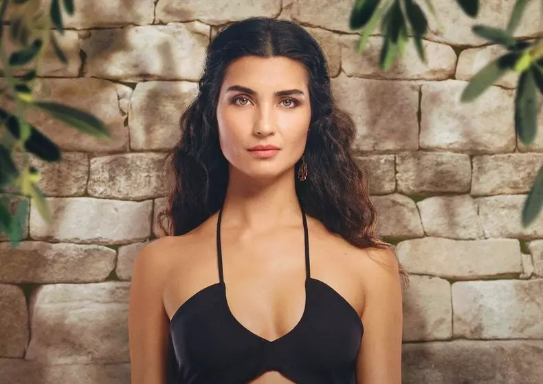 Tuba Büyüküstün, imagine din serialul Netflix Un alt sine, sezonul 2